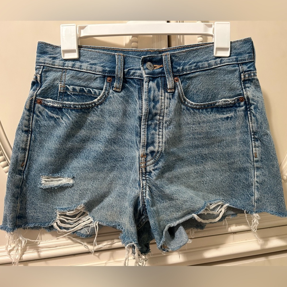 OLD NAVY HIGH RISE RIPPED JEAN SHORT